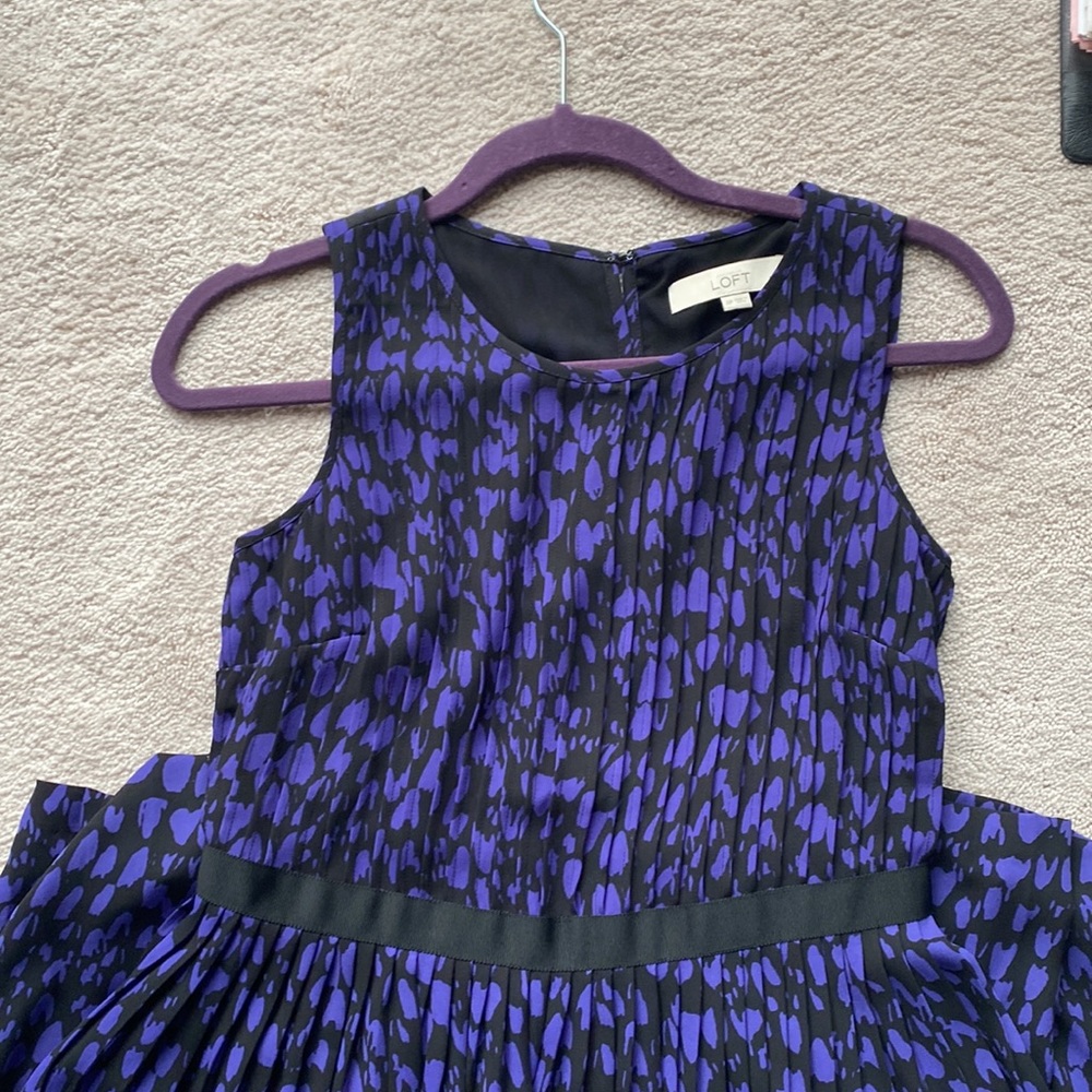 Loft sleeveless pleated purple and black dress.
